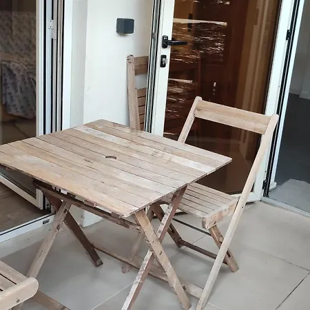 Apartment T2 Climatise Independant Avec Terrasse, Garage A Velos, Centre A 3 Minutes Des Plages Et Des Rues Pietones *